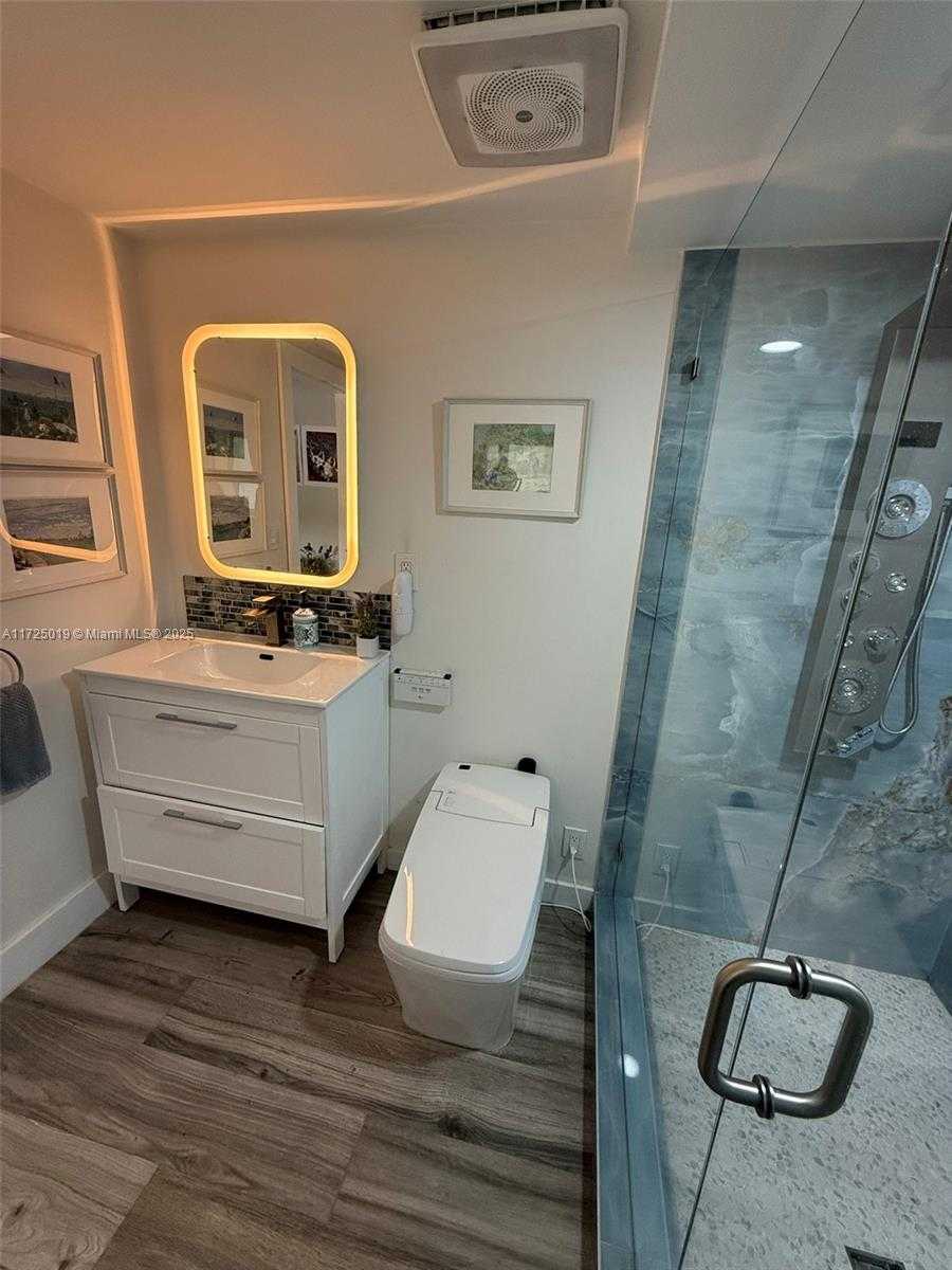 Small Image of 12500 ALAMANDA DR, North Miami Number 47