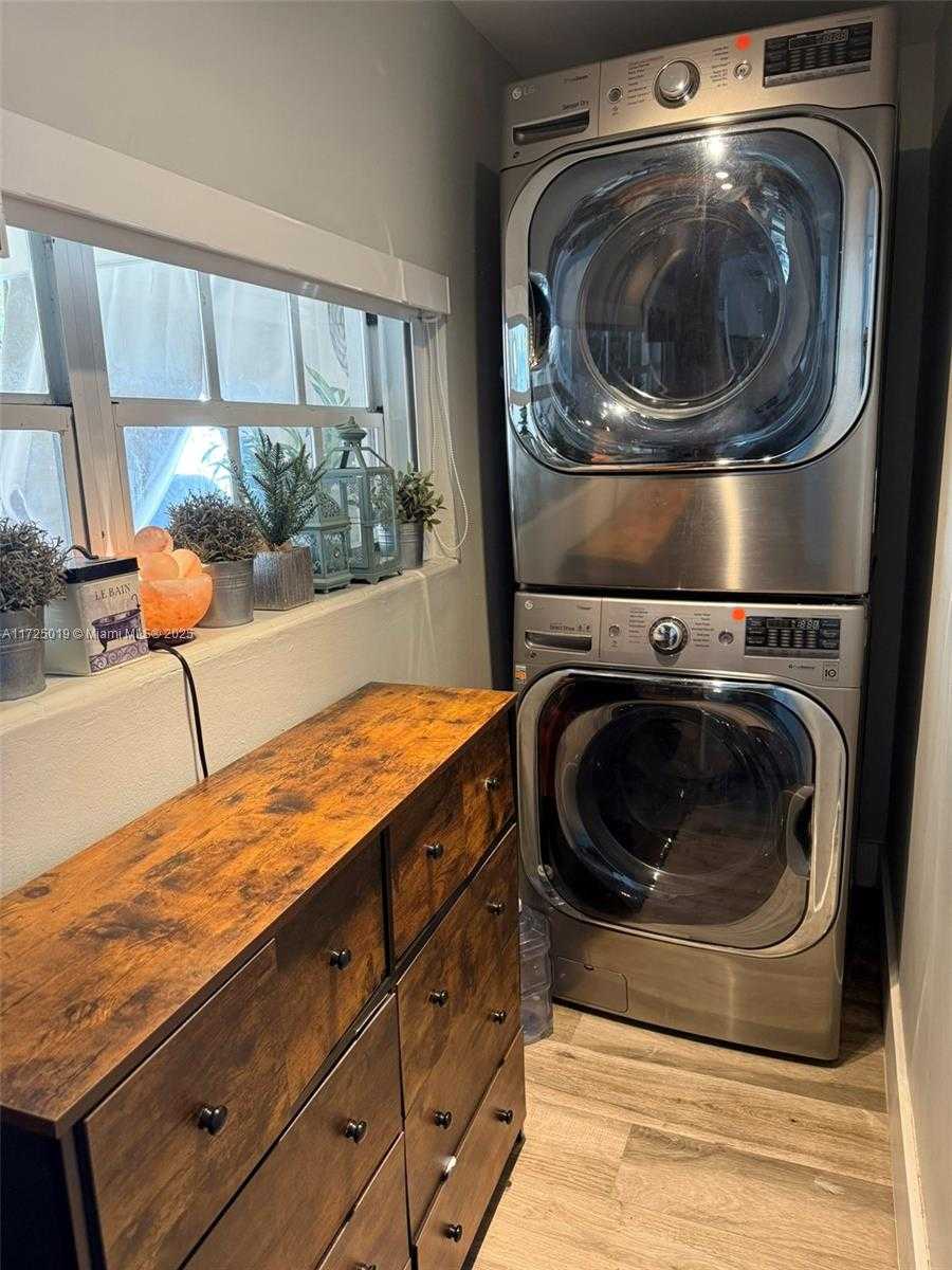 Small Image of 12500 ALAMANDA DR, North Miami Number 48