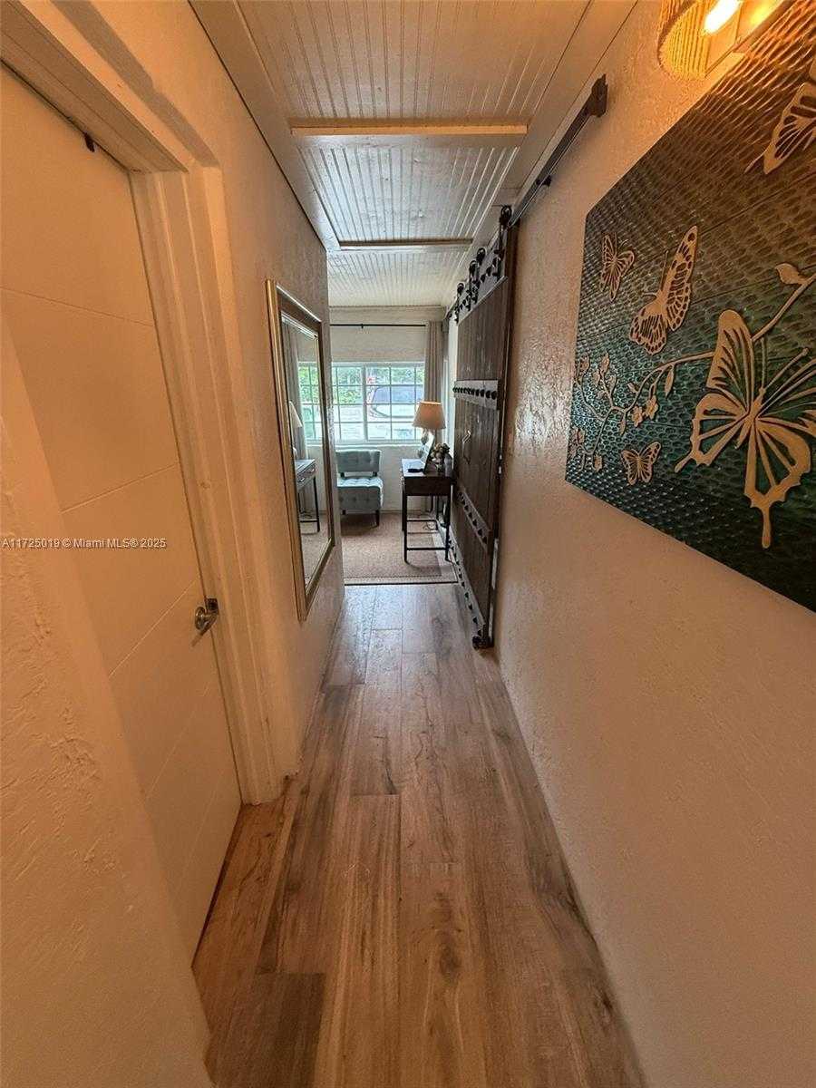Small Image of 12500 ALAMANDA DR, North Miami Number 49