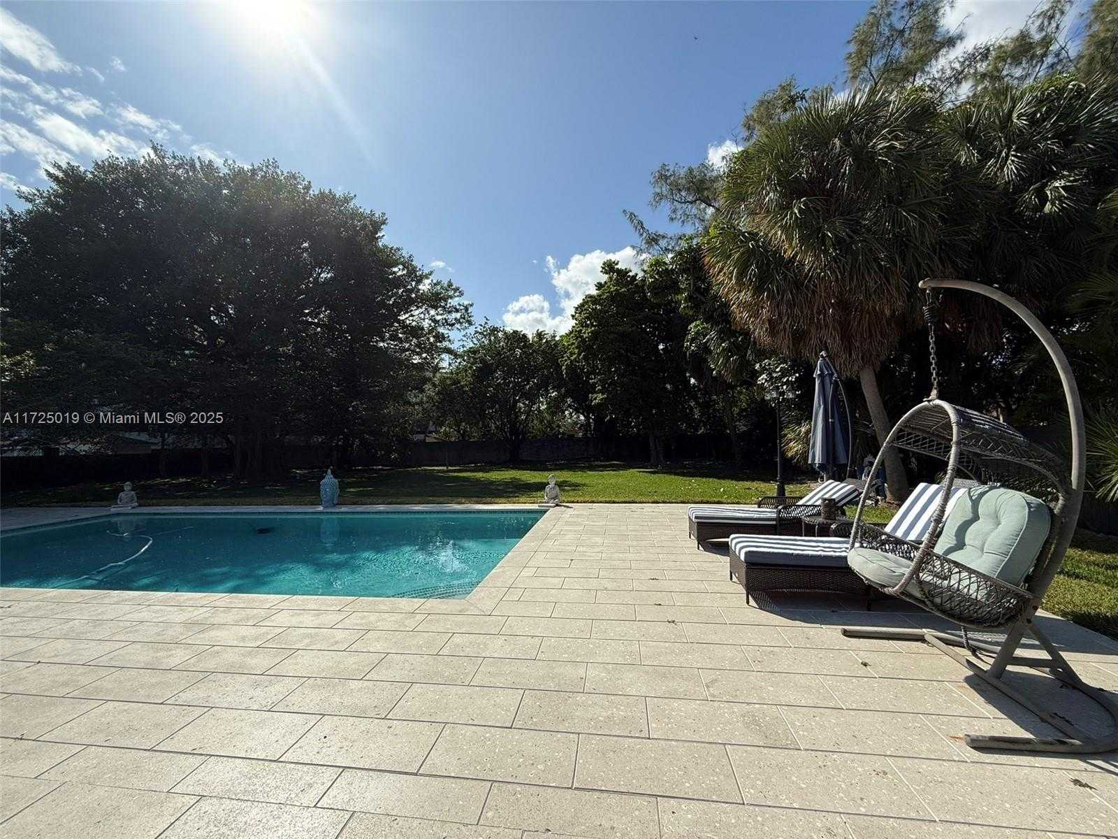 Small Image of 12500 ALAMANDA DR, North Miami Number 5