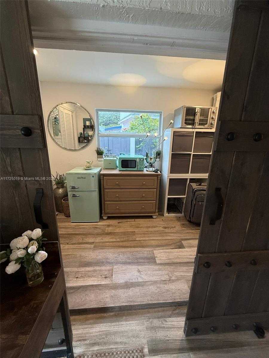 Small Image of 12500 ALAMANDA DR, North Miami Number 52