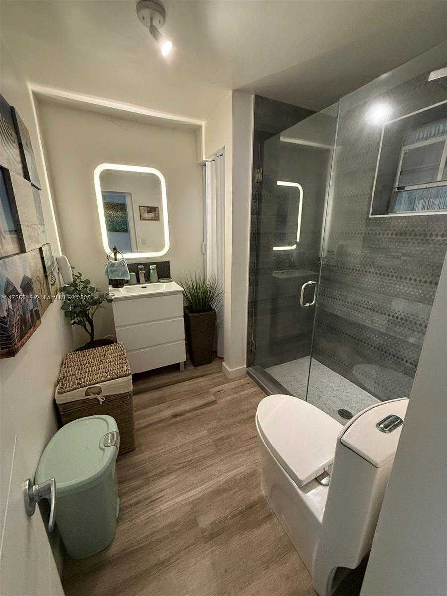Small Image of 12500 ALAMANDA DR, North Miami Number 54