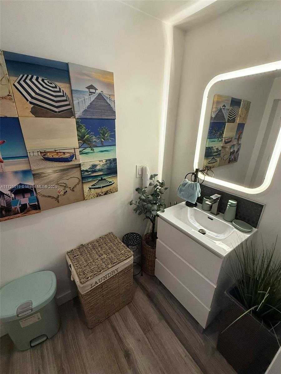 Small Image of 12500 ALAMANDA DR, North Miami Number 55