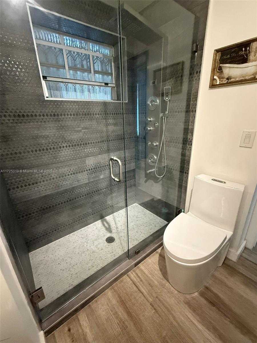 Small Image of 12500 ALAMANDA DR, North Miami Number 56