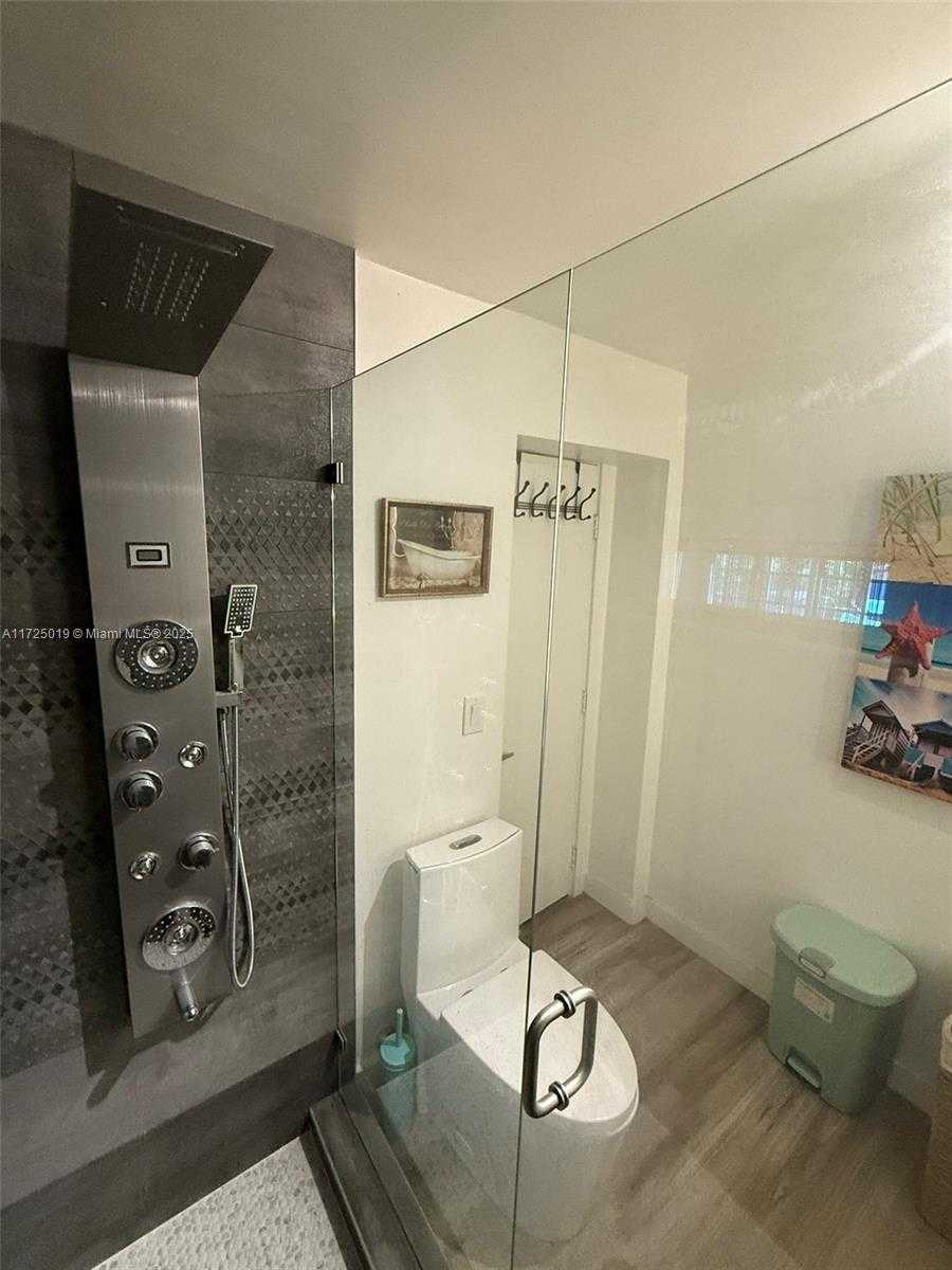 Small Image of 12500 ALAMANDA DR, North Miami Number 57