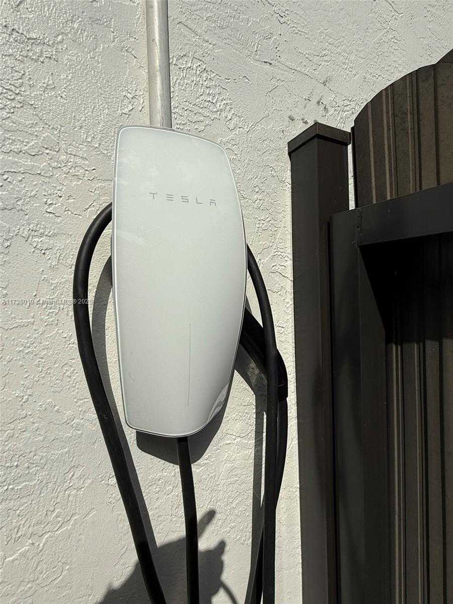Small Image of 12500 ALAMANDA DR, North Miami Number 59