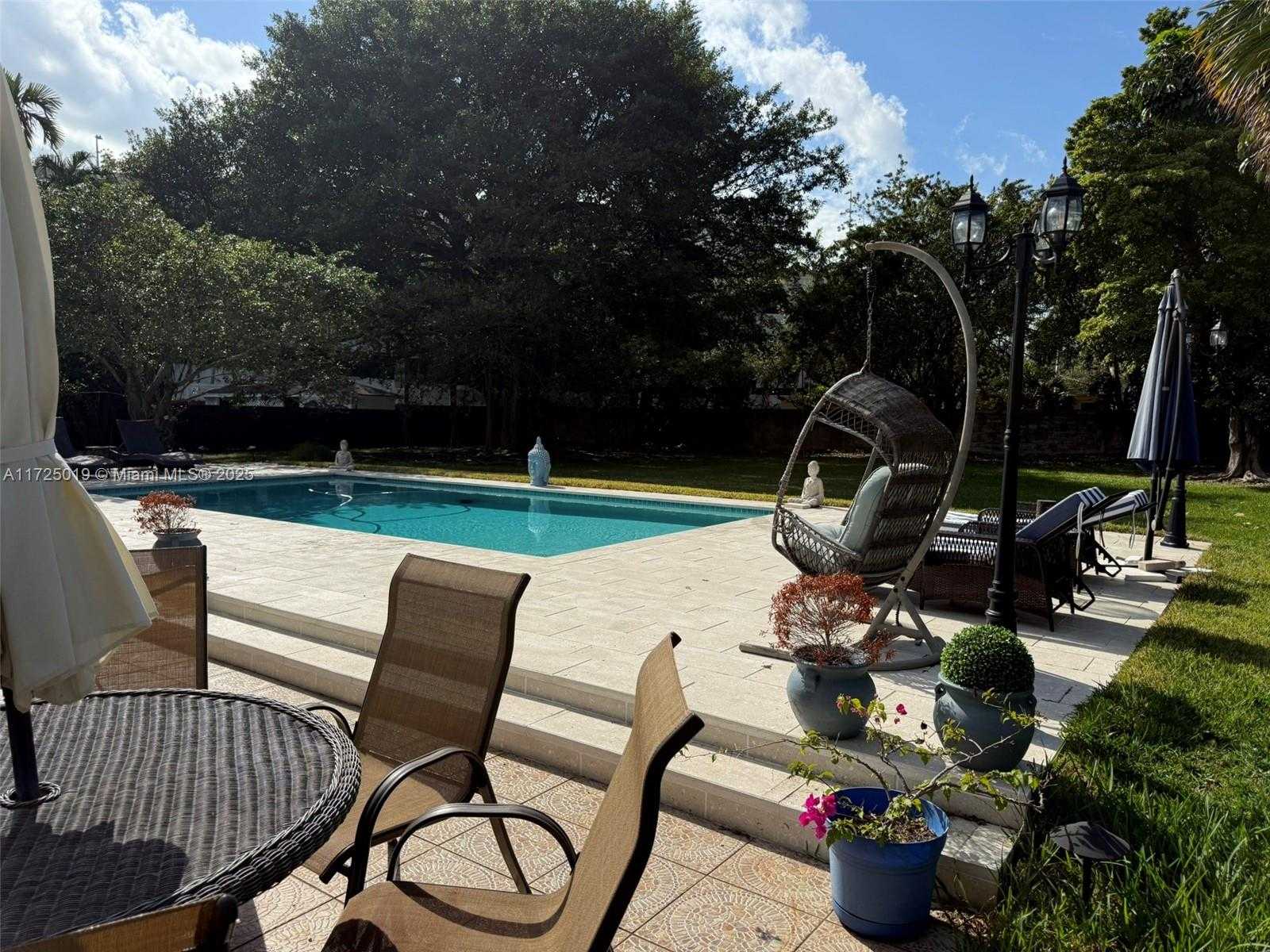 Small Image of 12500 ALAMANDA DR, North Miami Number 6