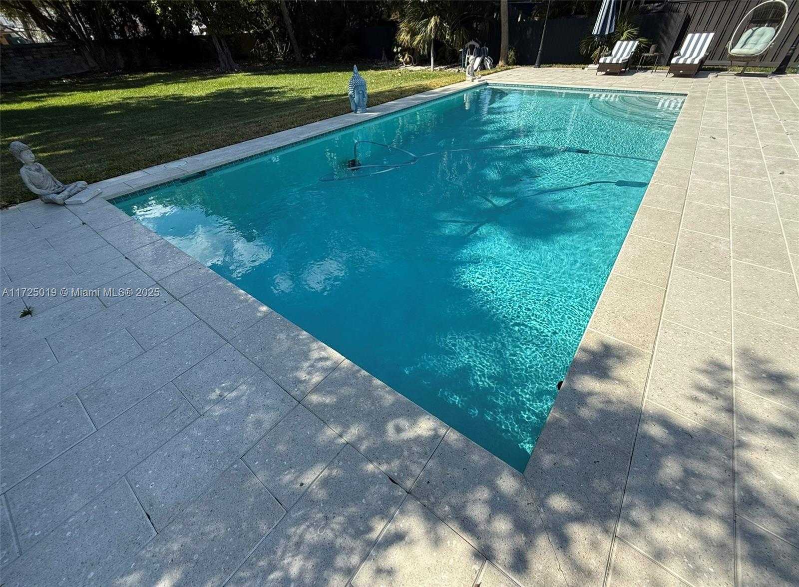 Small Image of 12500 ALAMANDA DR, North Miami Number 7