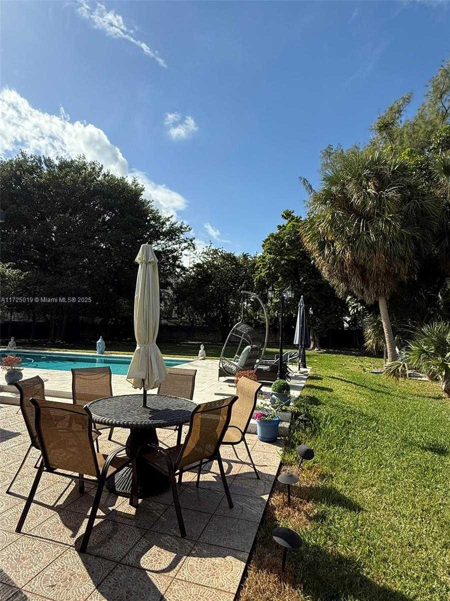 Small Image of 12500 ALAMANDA DR, North Miami Number 9