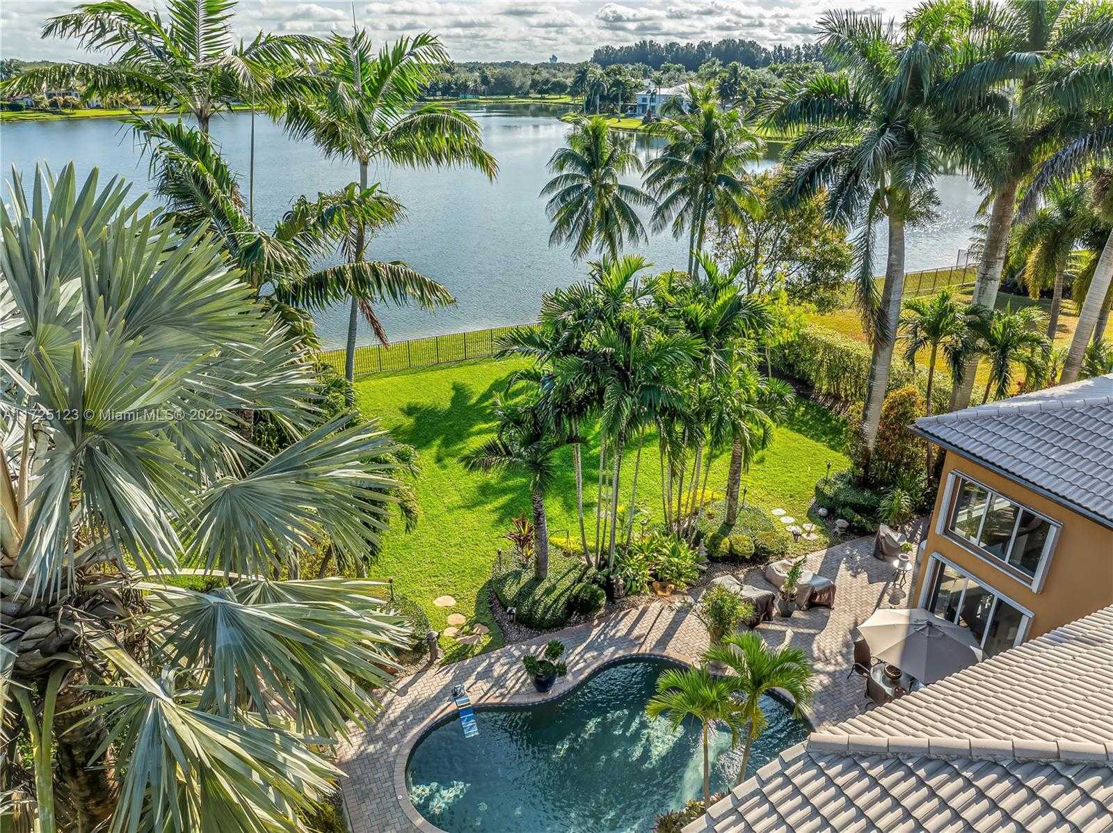 Small Image of 2900 WEST LAKE VISTA CIR, Davie Number 4