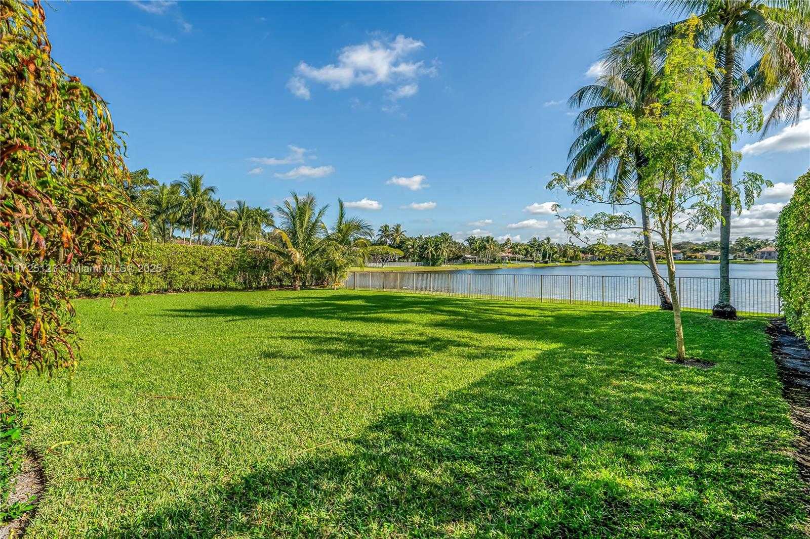 Small Image of 2900 WEST LAKE VISTA CIR, Davie Number 42
