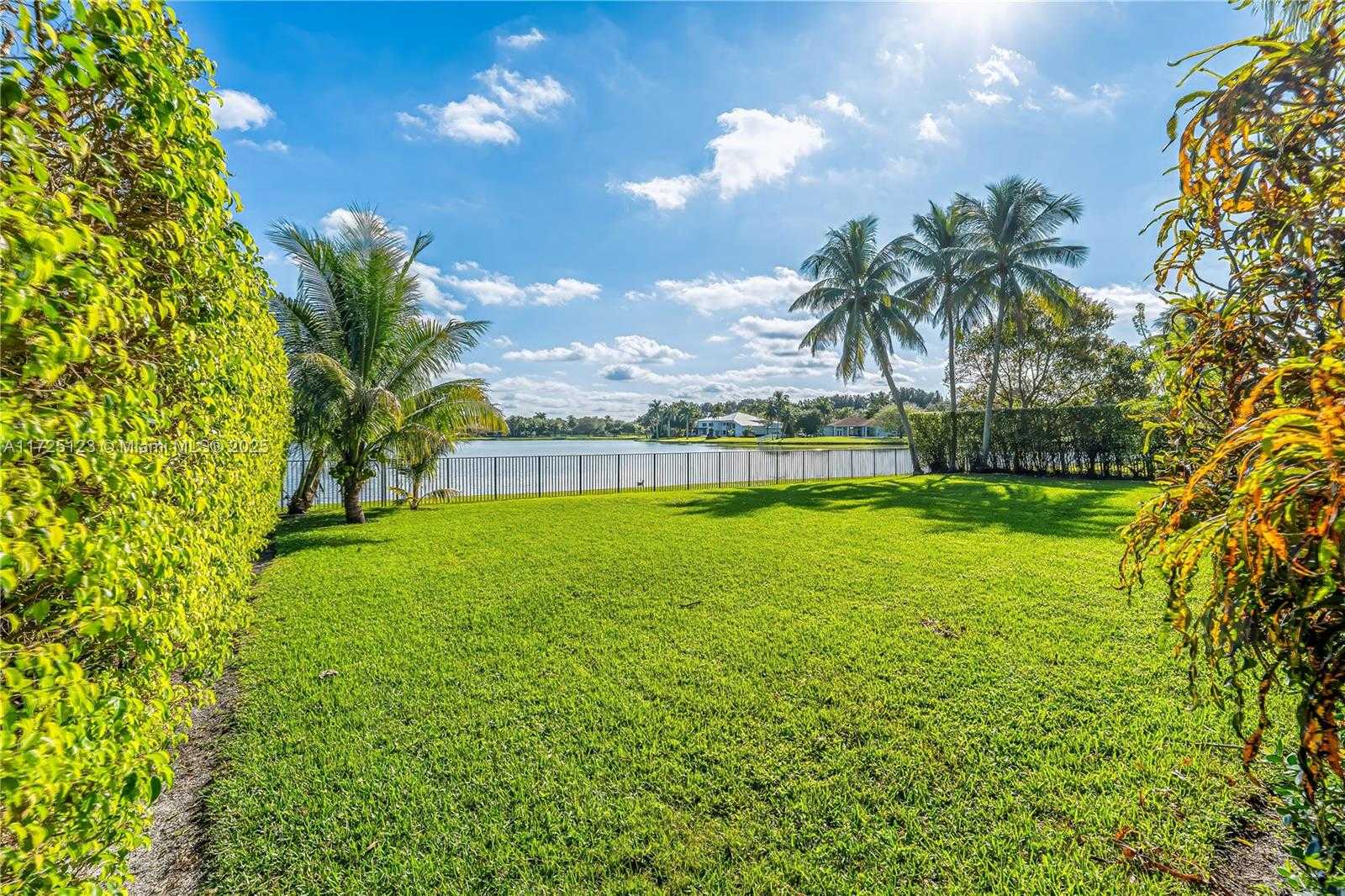Small Image of 2900 WEST LAKE VISTA CIR, Davie Number 43