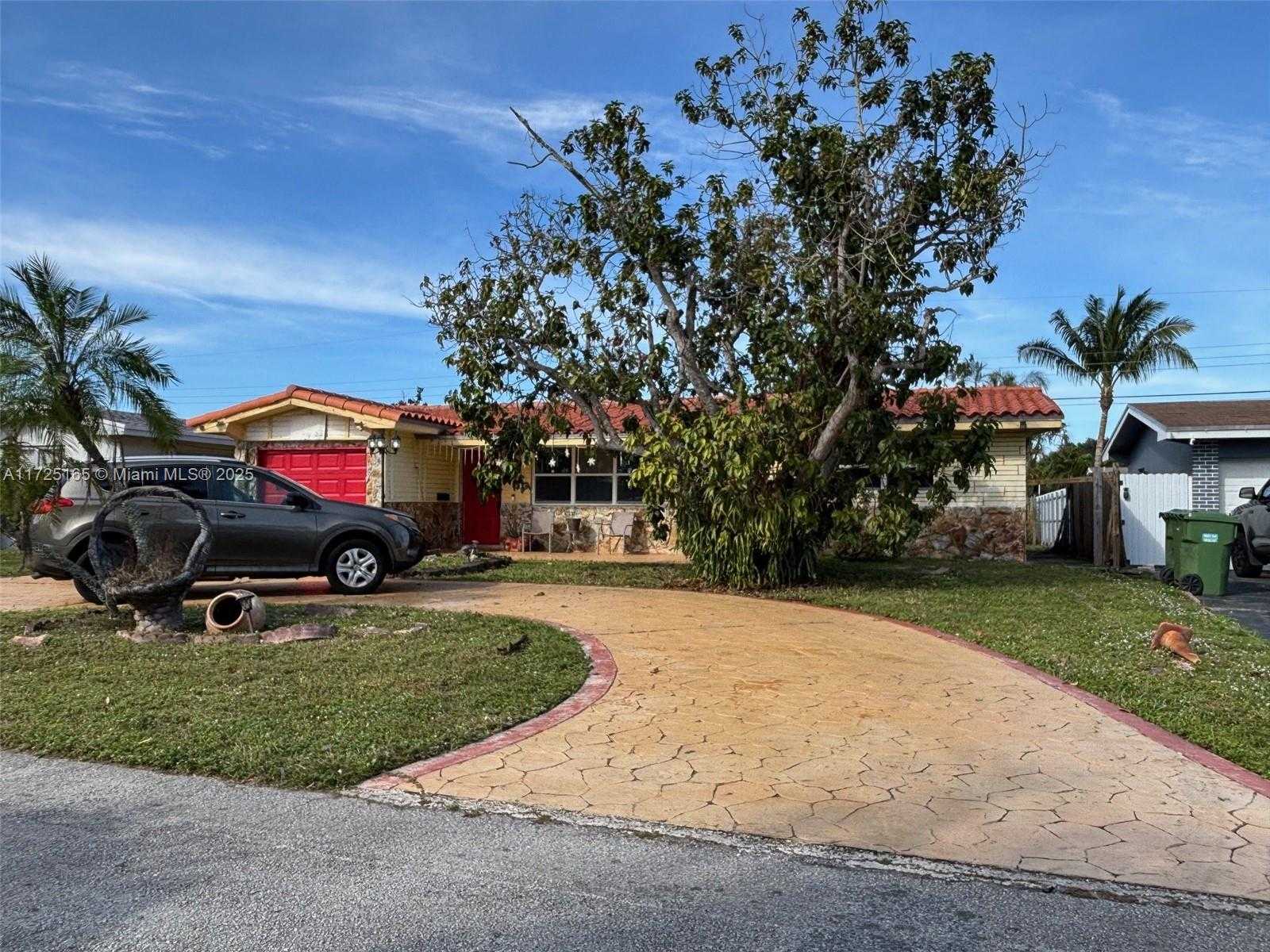 Small Image of 8471 NORTH WEST 16TH ST, Pembroke Pines Number 2