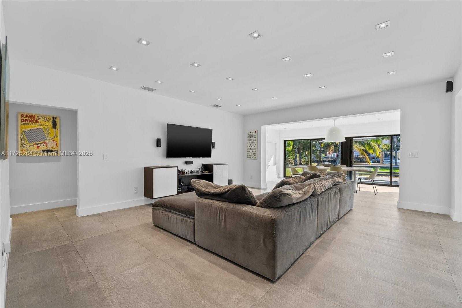 Small Image of 2104 NORTH EAST 124TH ST, North Miami Number 4
