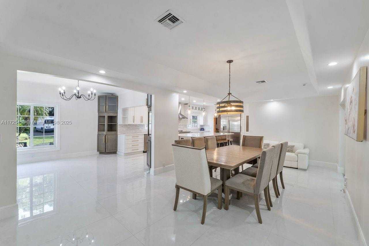 Small Image of 13000 OLD CUTLER RD, Pinecrest Number 4