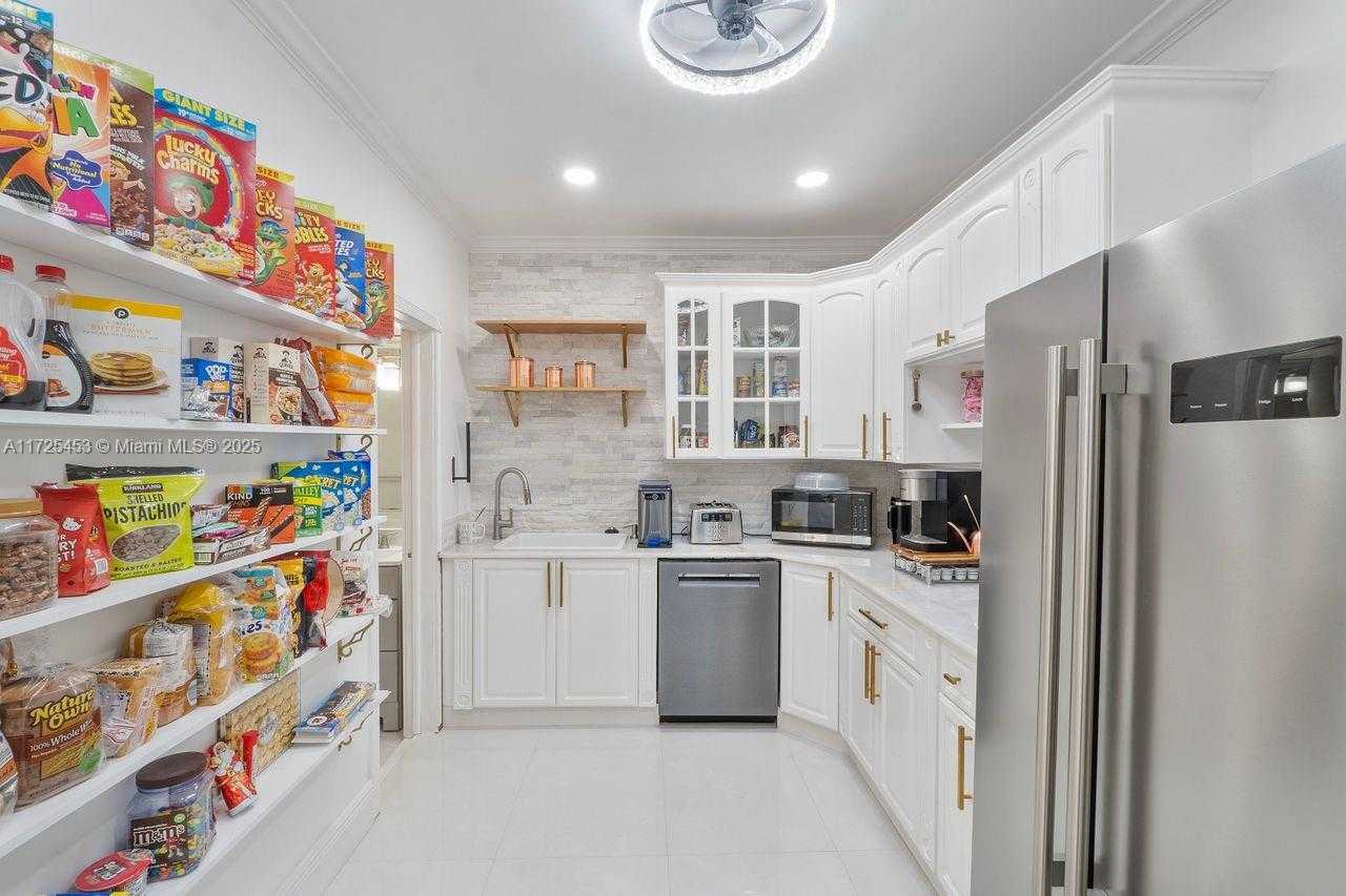 Small Image of 13000 OLD CUTLER RD, Pinecrest Number 9