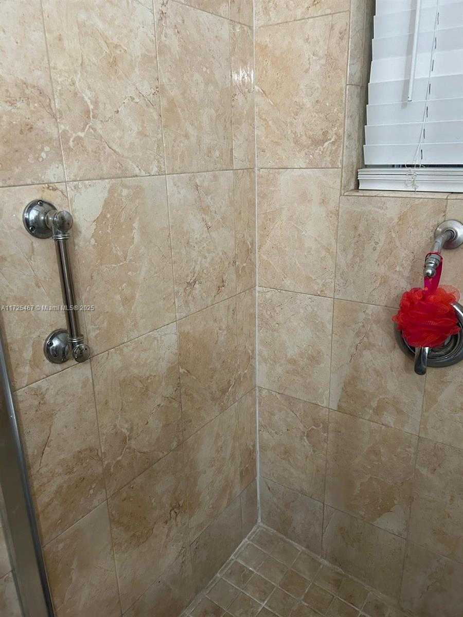 Small Image of 2421 NORTH EAST 135TH LN, North Miami Beach Number 11