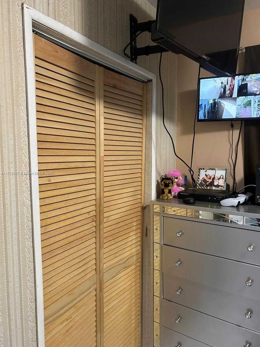 Small Image of 2421 NORTH EAST 135TH LN, North Miami Beach Number 16