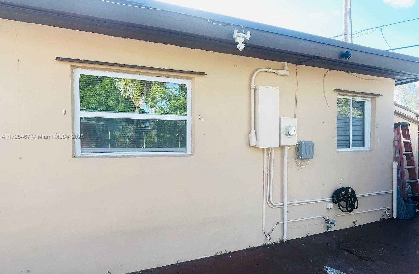 Small Image of 2421 NORTH EAST 135TH LN, North Miami Beach Number 4