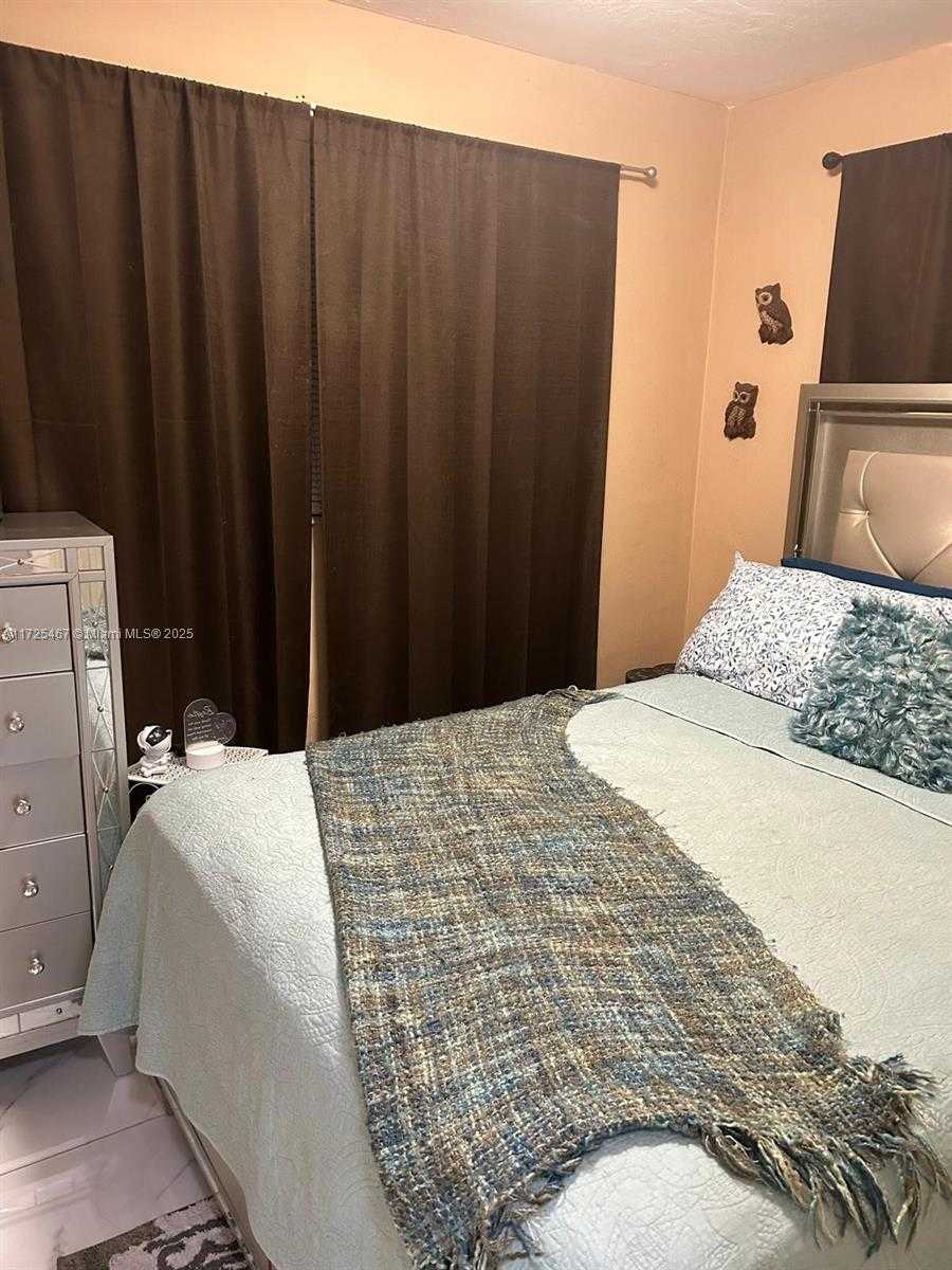 Small Image of 2421 NORTH EAST 135TH LN, North Miami Beach Number 6
