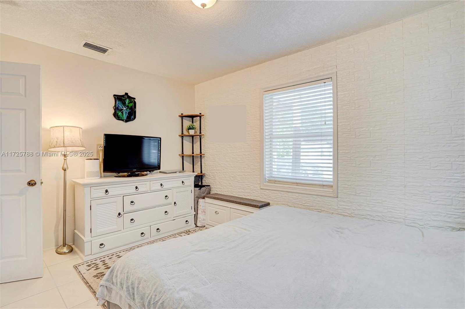 Small Image of 2326 HARDING ST, Hollywood Number 41