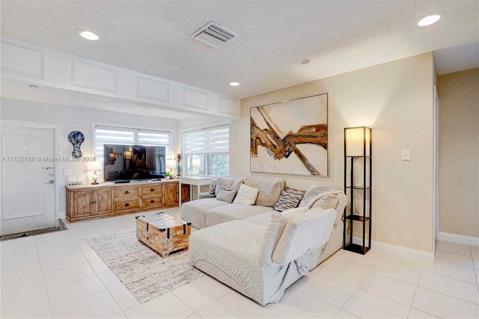 Small Image of 2326 HARDING ST, Hollywood Number 42