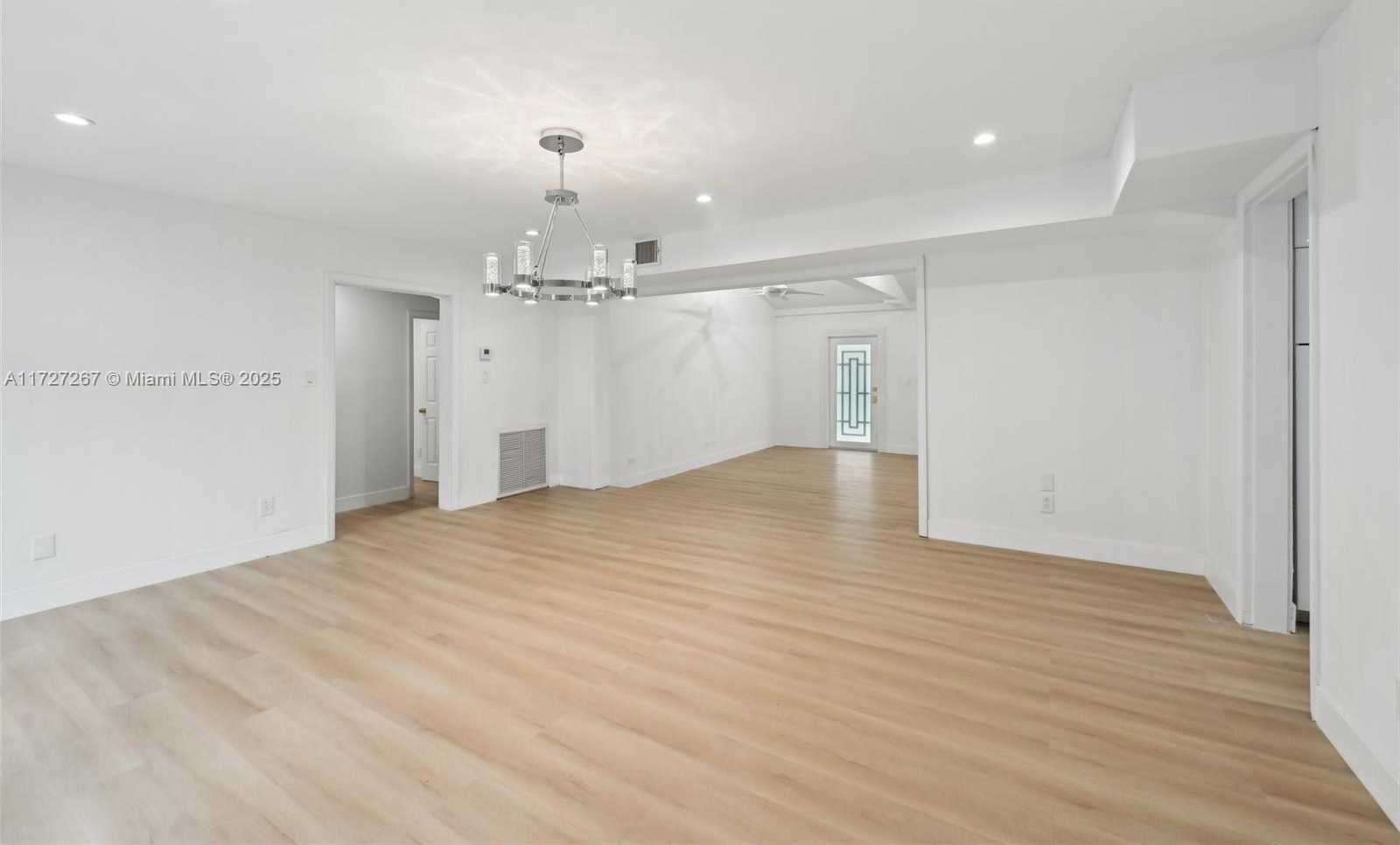 Small Image of 299 SOUTH BISCAYNE RIVER DR, Miami Number 12