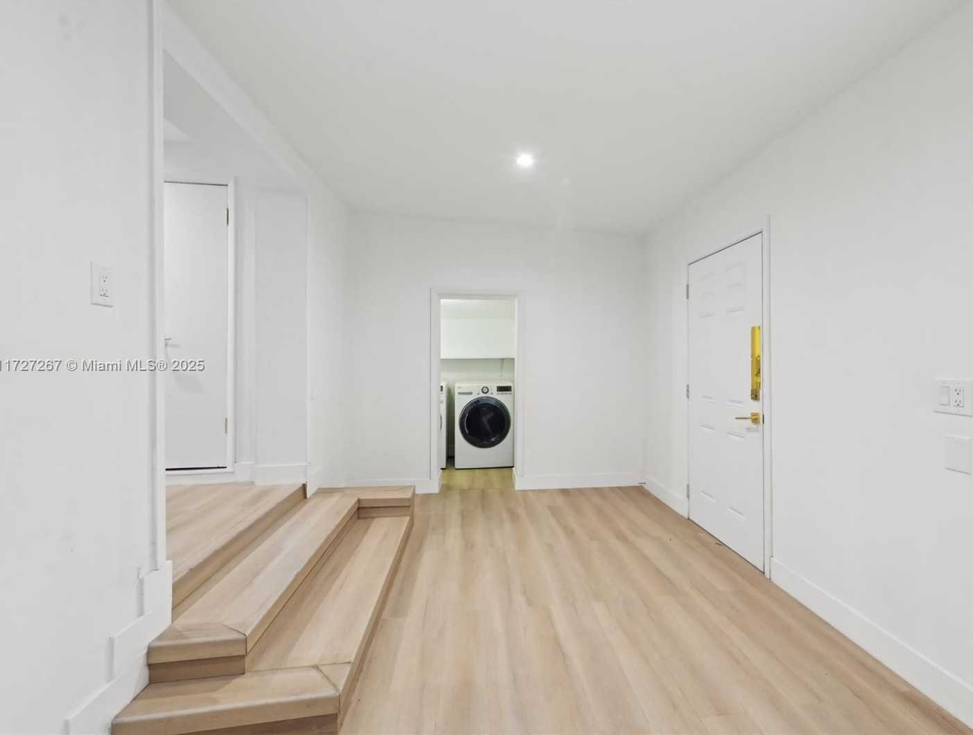 Small Image of 299 SOUTH BISCAYNE RIVER DR, Miami Number 13