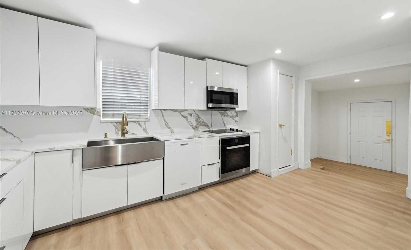 Small Image of 299 SOUTH BISCAYNE RIVER DR, Miami Number 17