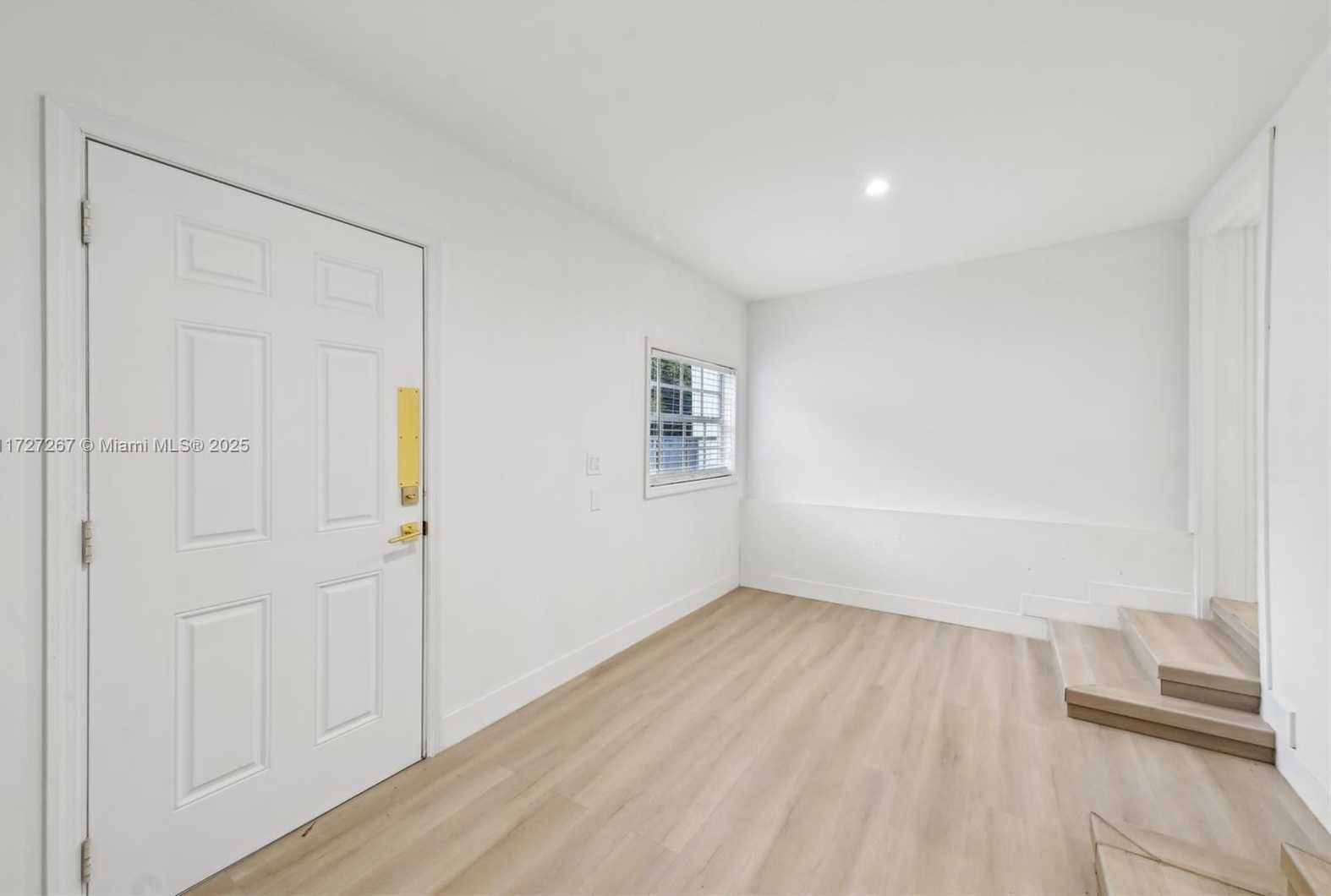 Small Image of 299 SOUTH BISCAYNE RIVER DR, Miami Number 18