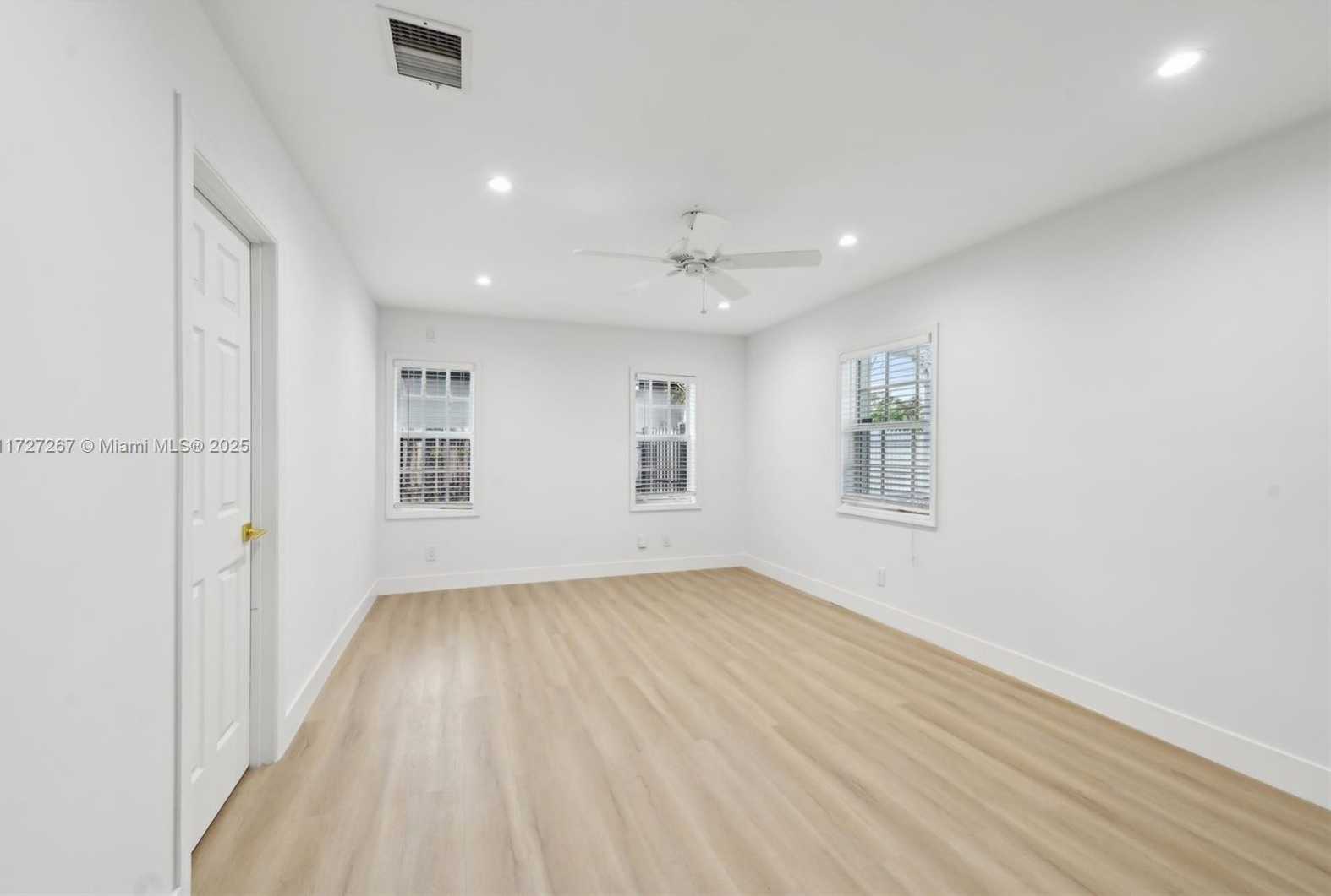 Small Image of 299 SOUTH BISCAYNE RIVER DR, Miami Number 19