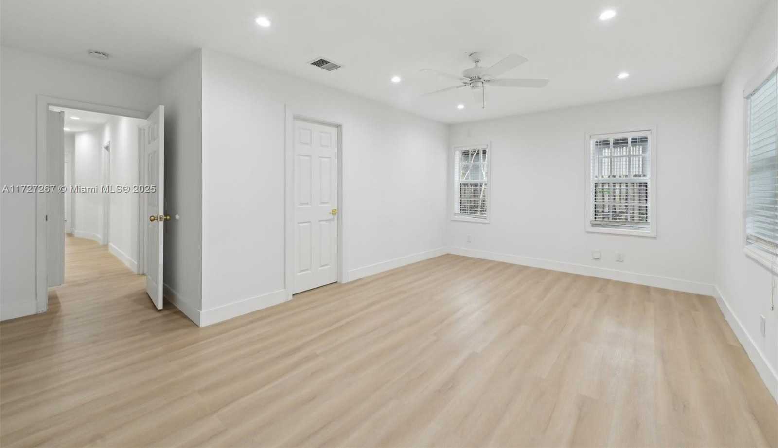 Small Image of 299 SOUTH BISCAYNE RIVER DR, Miami Number 20