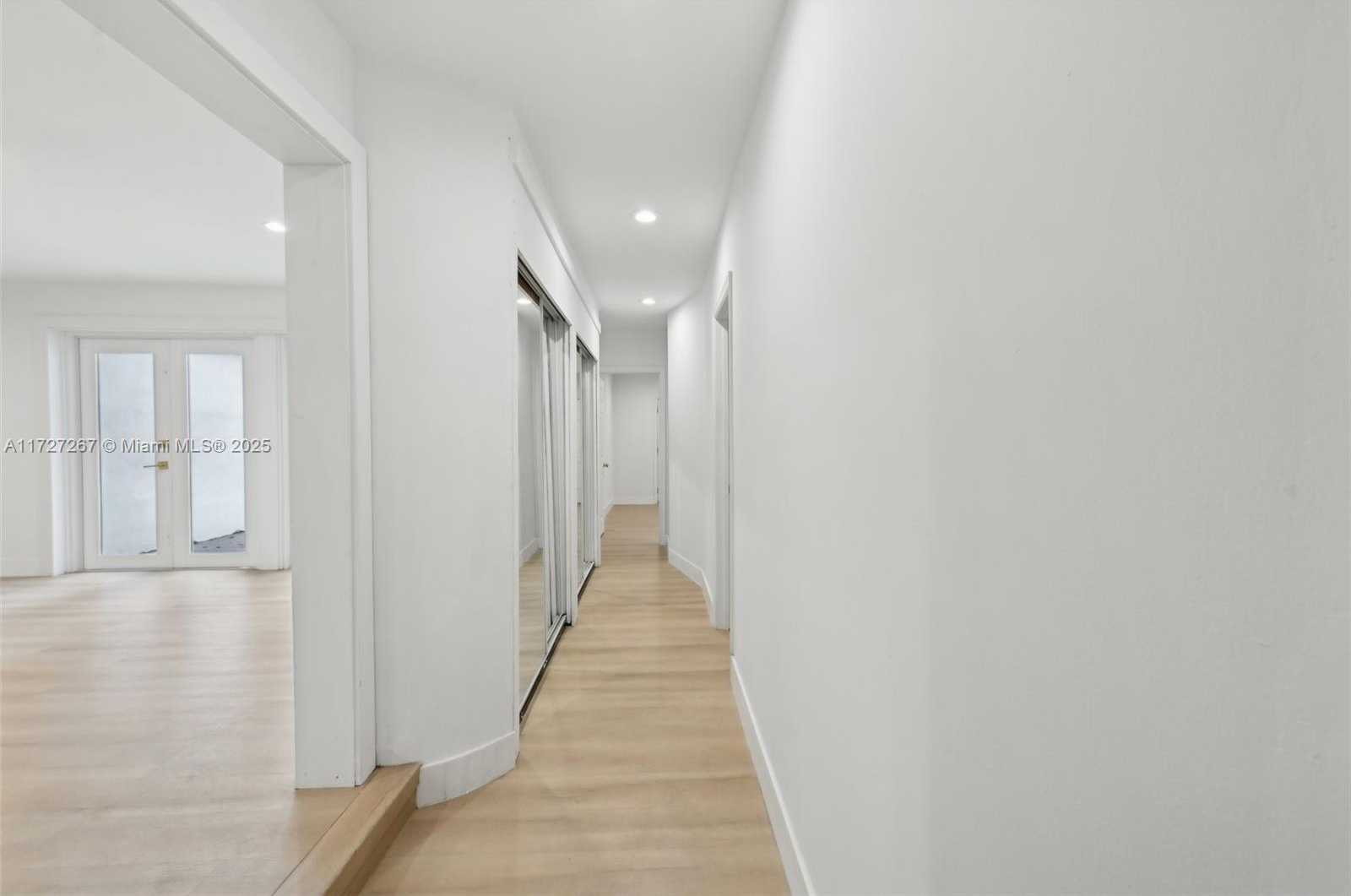 Small Image of 299 SOUTH BISCAYNE RIVER DR, Miami Number 23