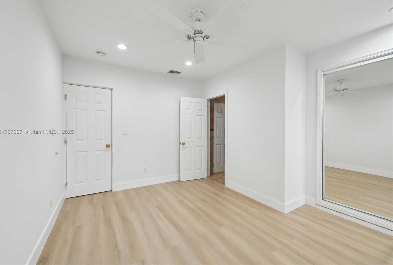 Small Image of 299 SOUTH BISCAYNE RIVER DR, Miami Number 25