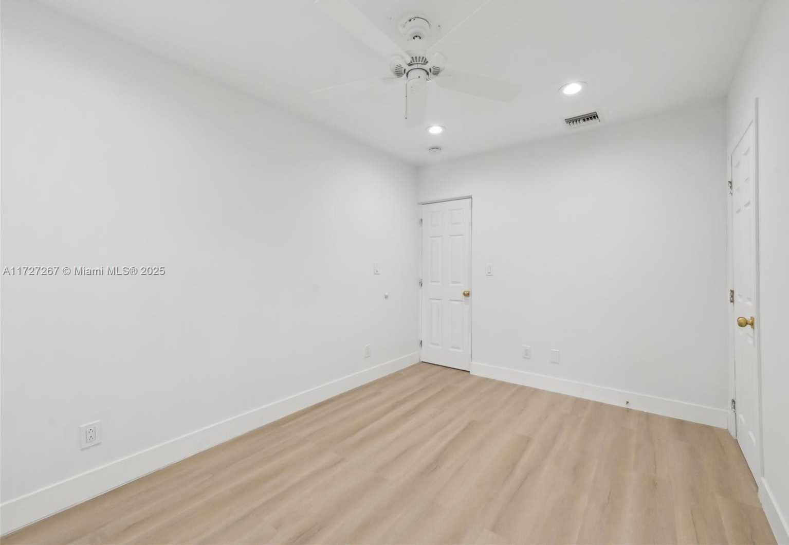 Small Image of 299 SOUTH BISCAYNE RIVER DR, Miami Number 26