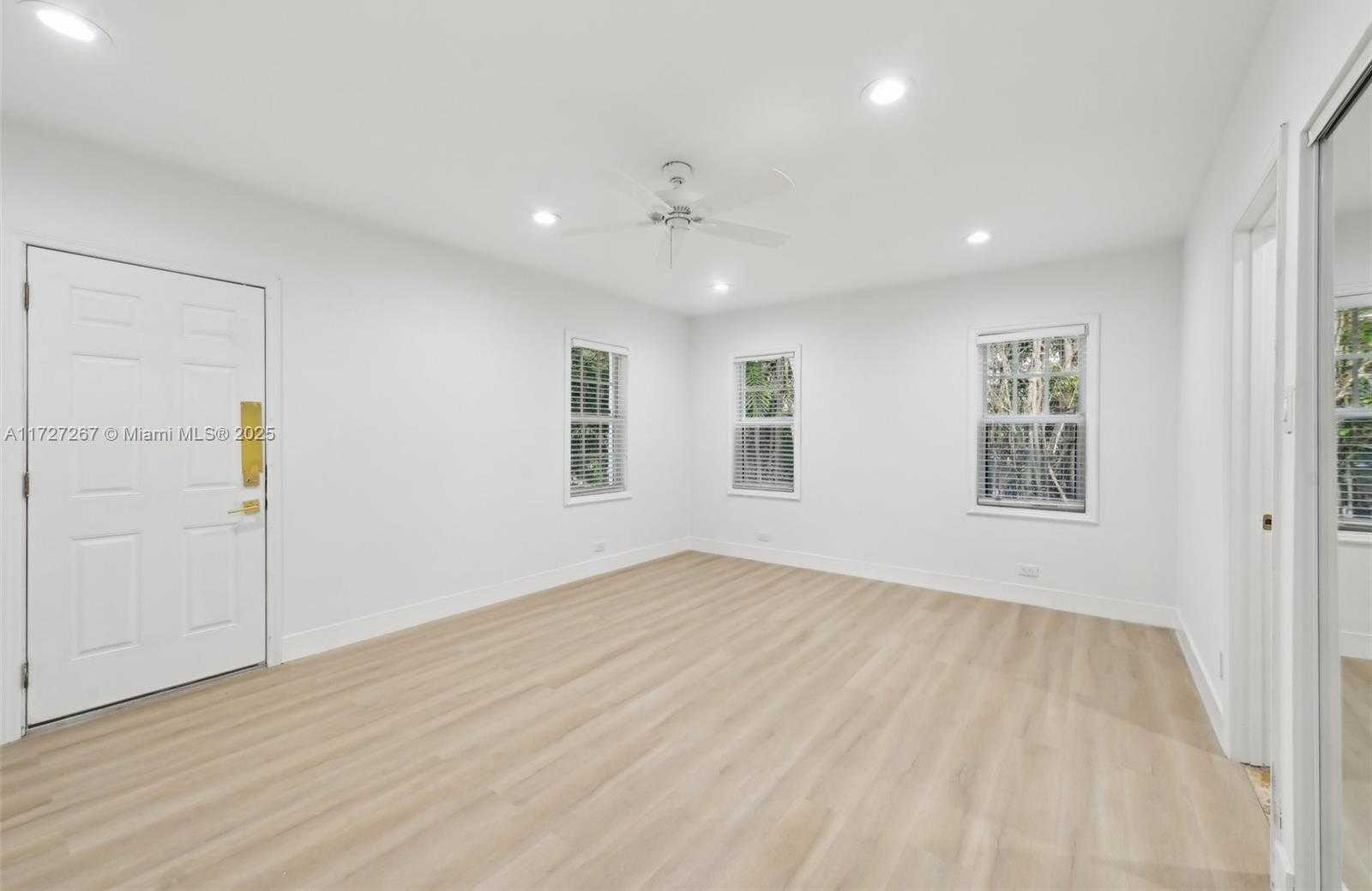 Small Image of 299 SOUTH BISCAYNE RIVER DR, Miami Number 28