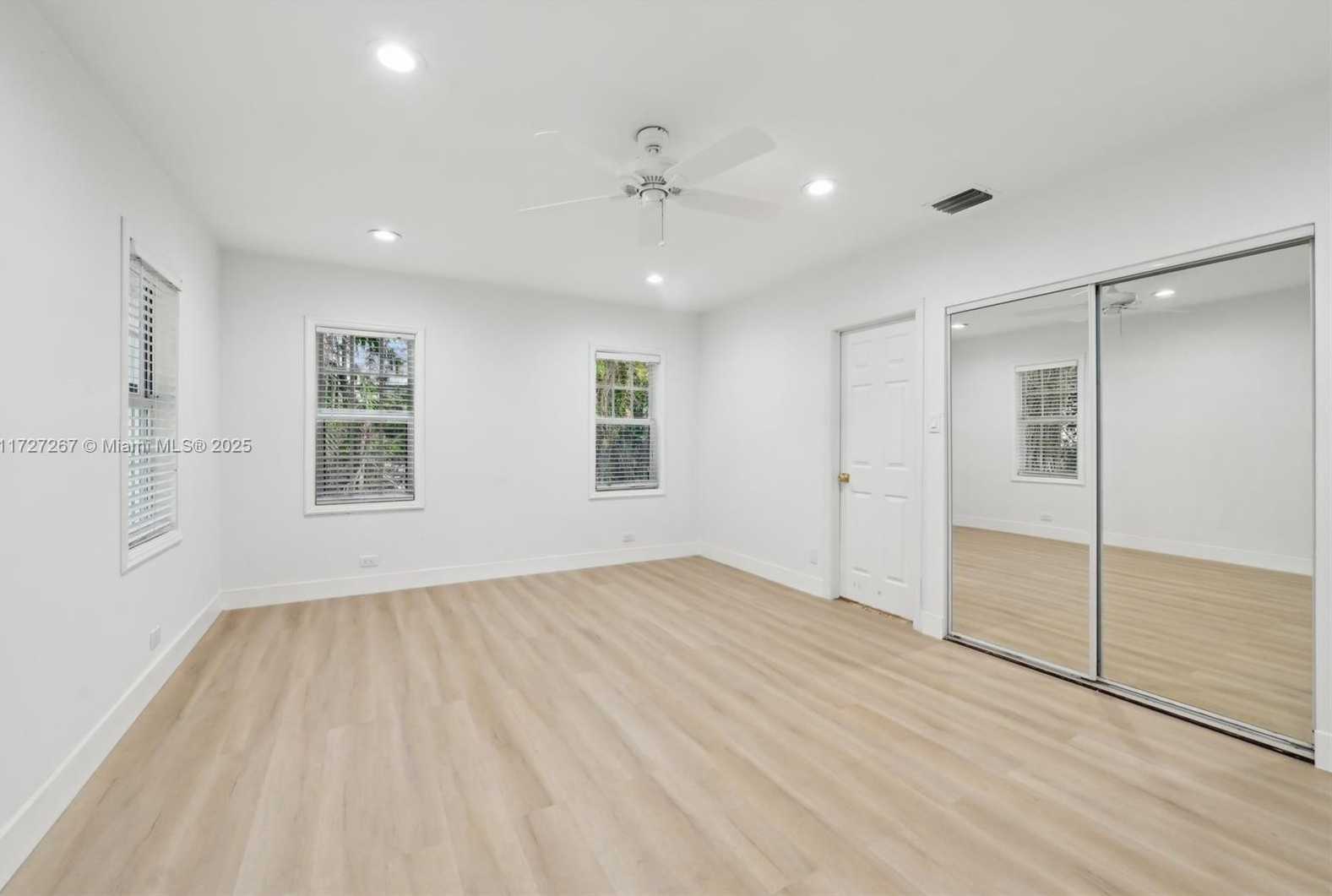 Small Image of 299 SOUTH BISCAYNE RIVER DR, Miami Number 29