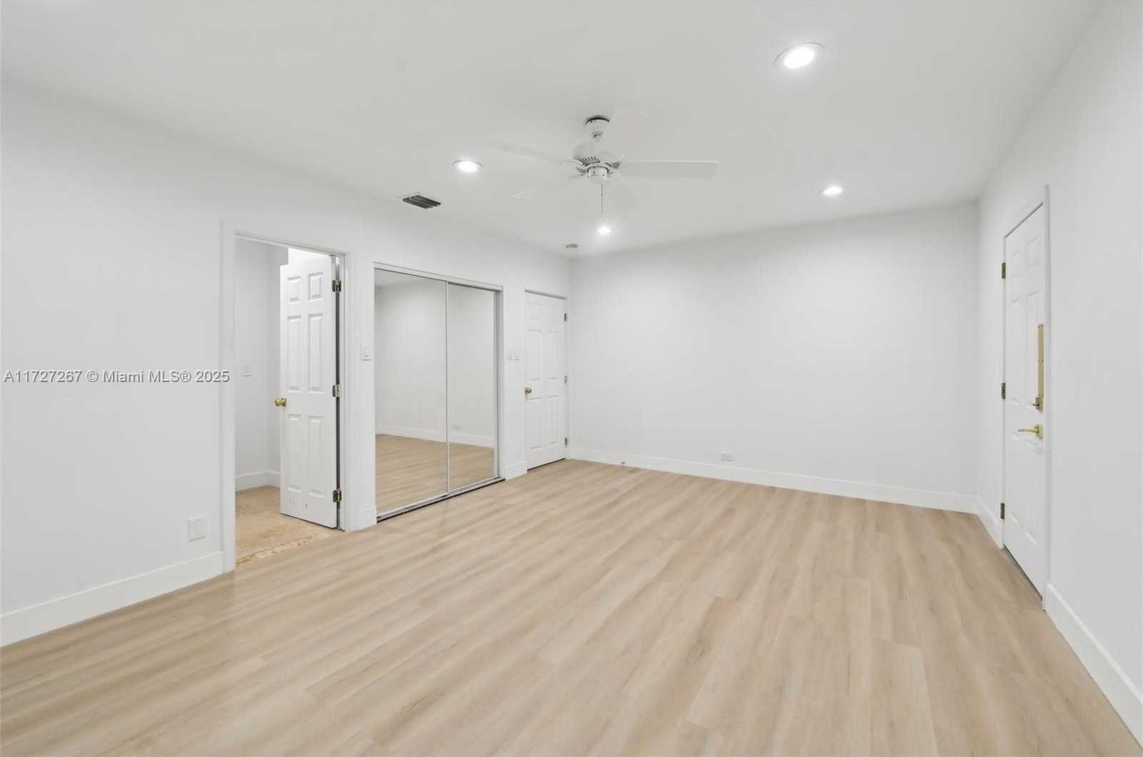 Small Image of 299 SOUTH BISCAYNE RIVER DR, Miami Number 30