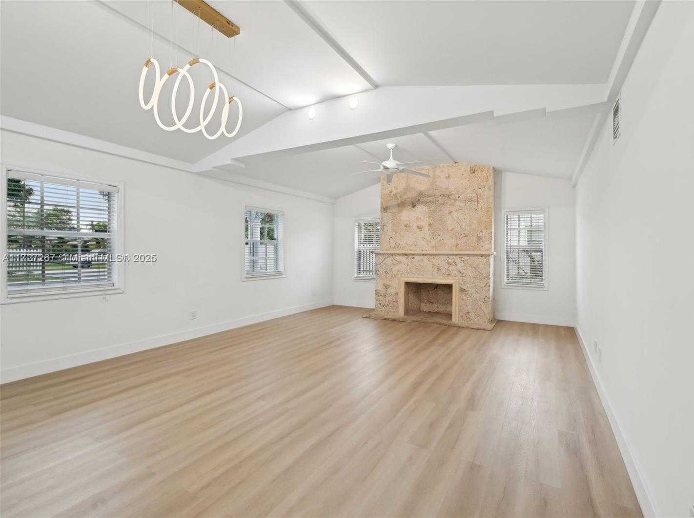 Small Image of 299 SOUTH BISCAYNE RIVER DR, Miami Number 7