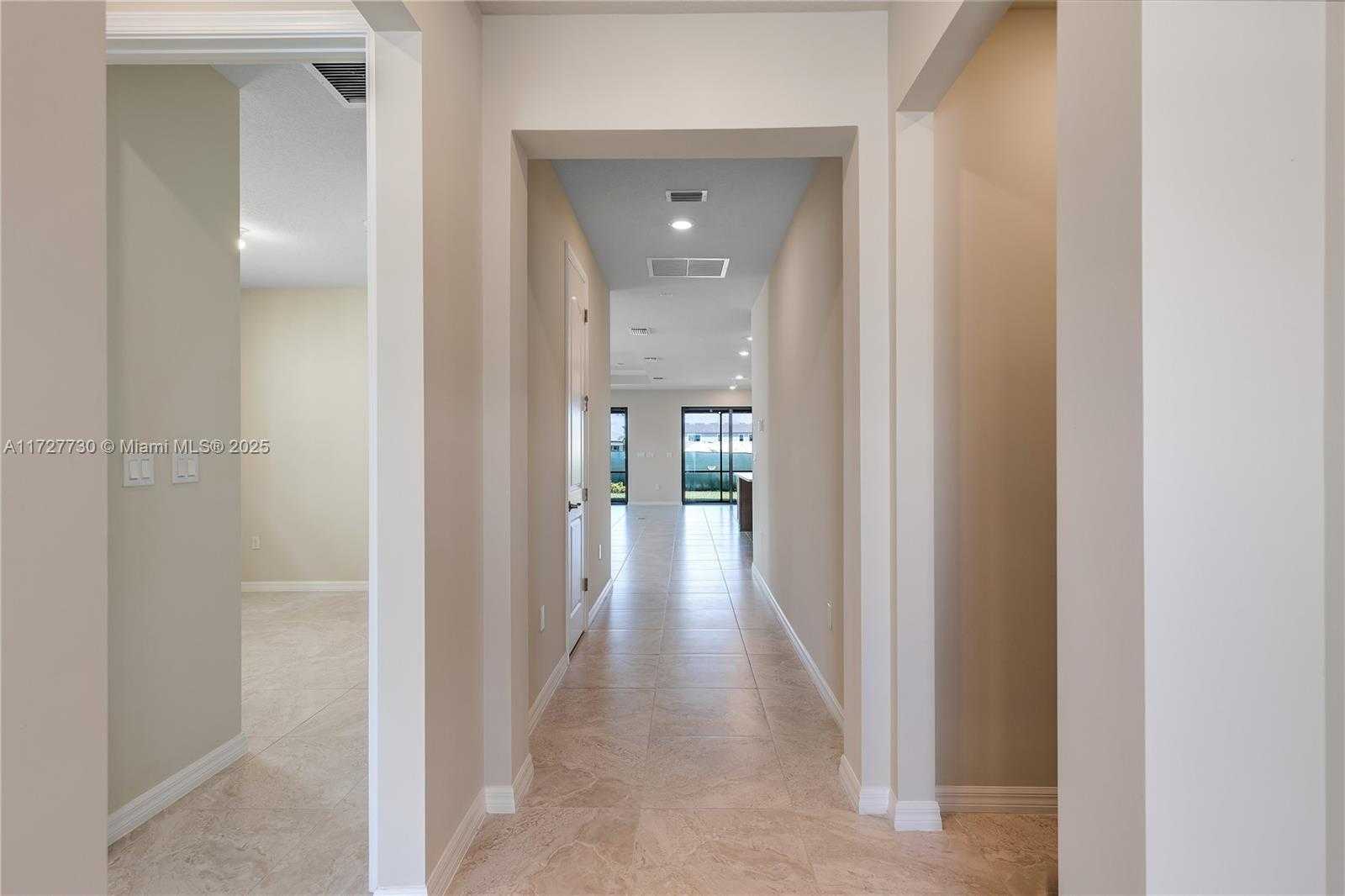 Small Image of 4480 GRAMERCY DR, Oakland Park Number 3