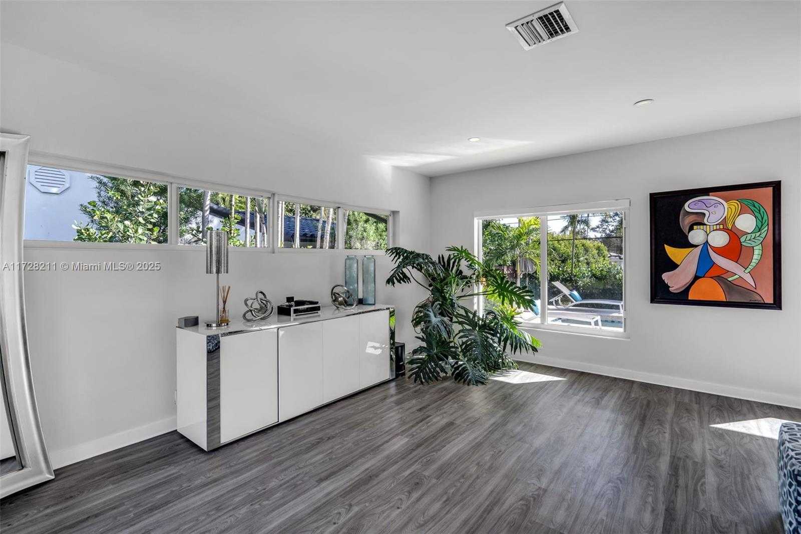 Small Image of 1226 NE 100th St, Miami Shores, FL 33138, USA Number 10