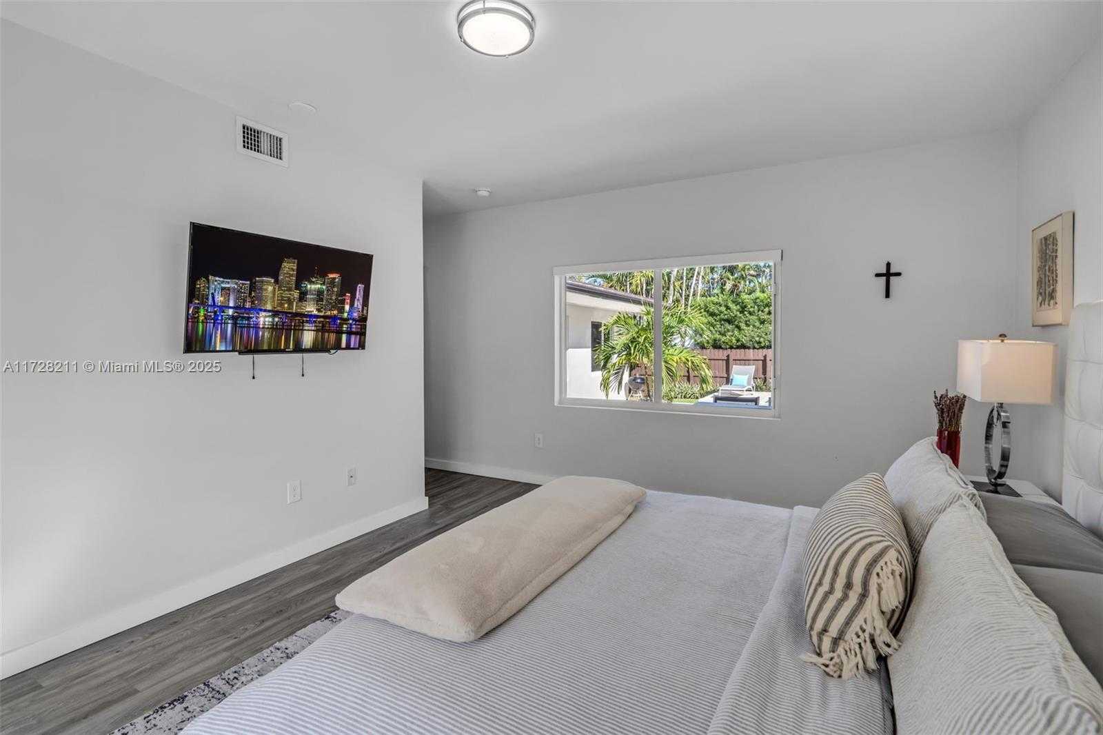 Small Image of 1226 NE 100th St, Miami Shores, FL 33138, USA Number 18