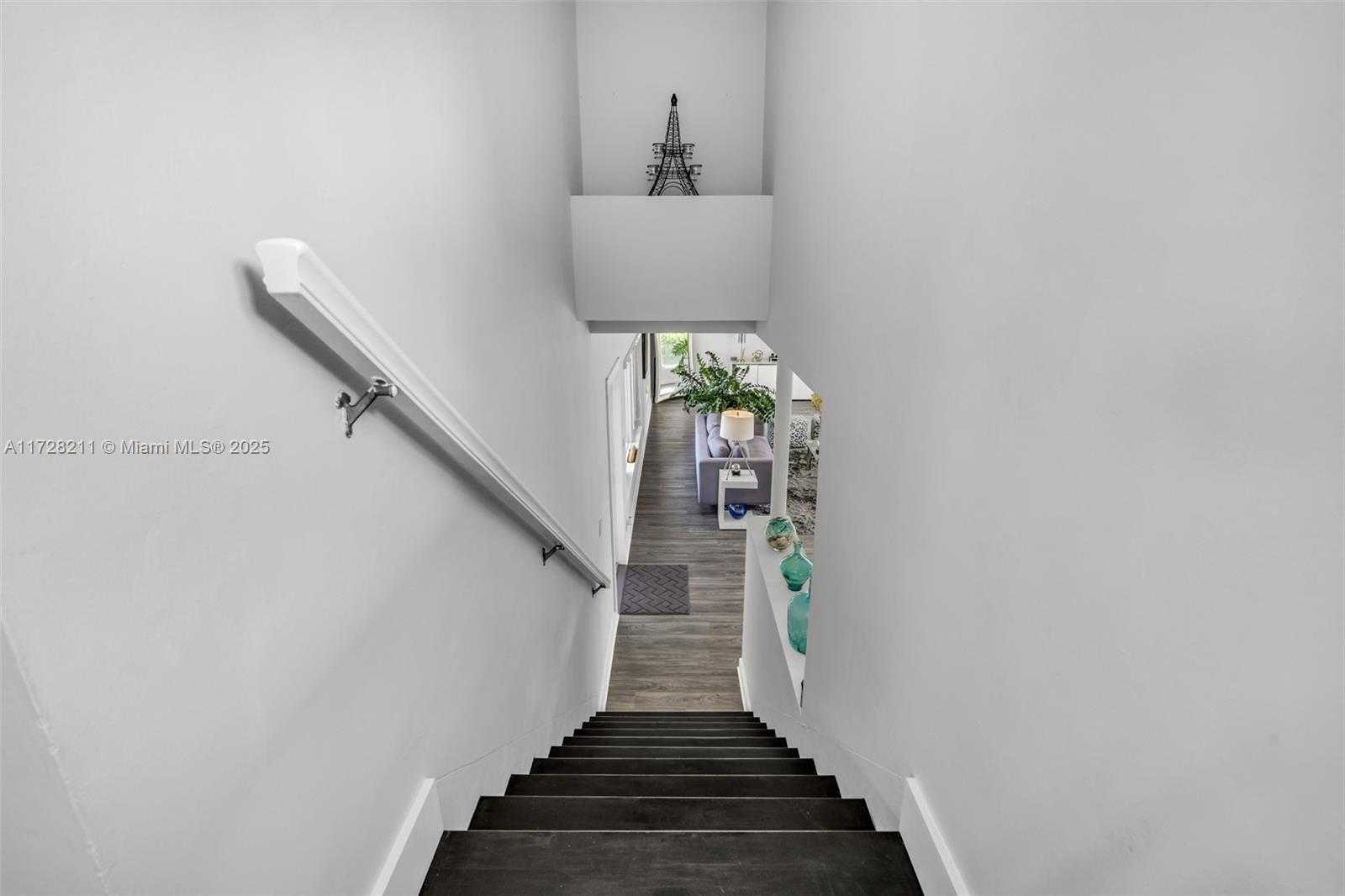 Small Image of 1226 NE 100th St, Miami Shores, FL 33138, USA Number 22