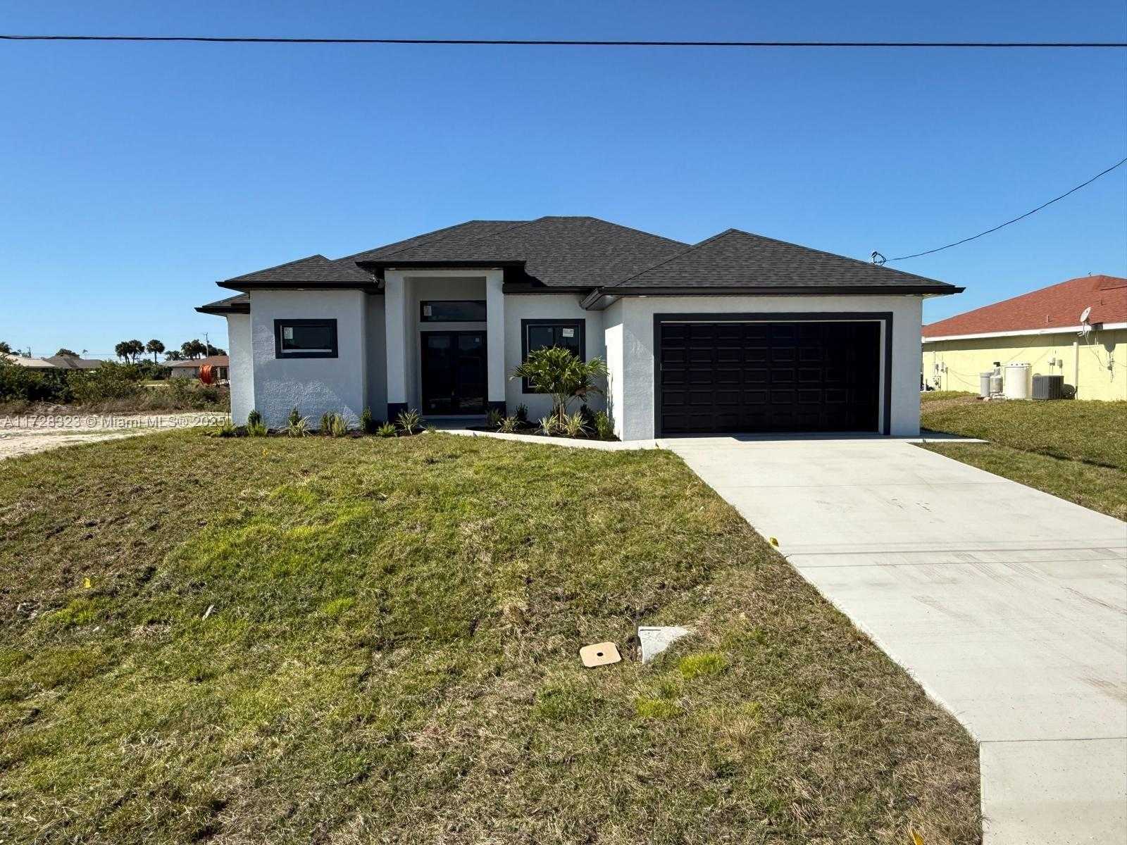 Small Image of 1320 NE 14TH AVE, Cape Coral Number 2