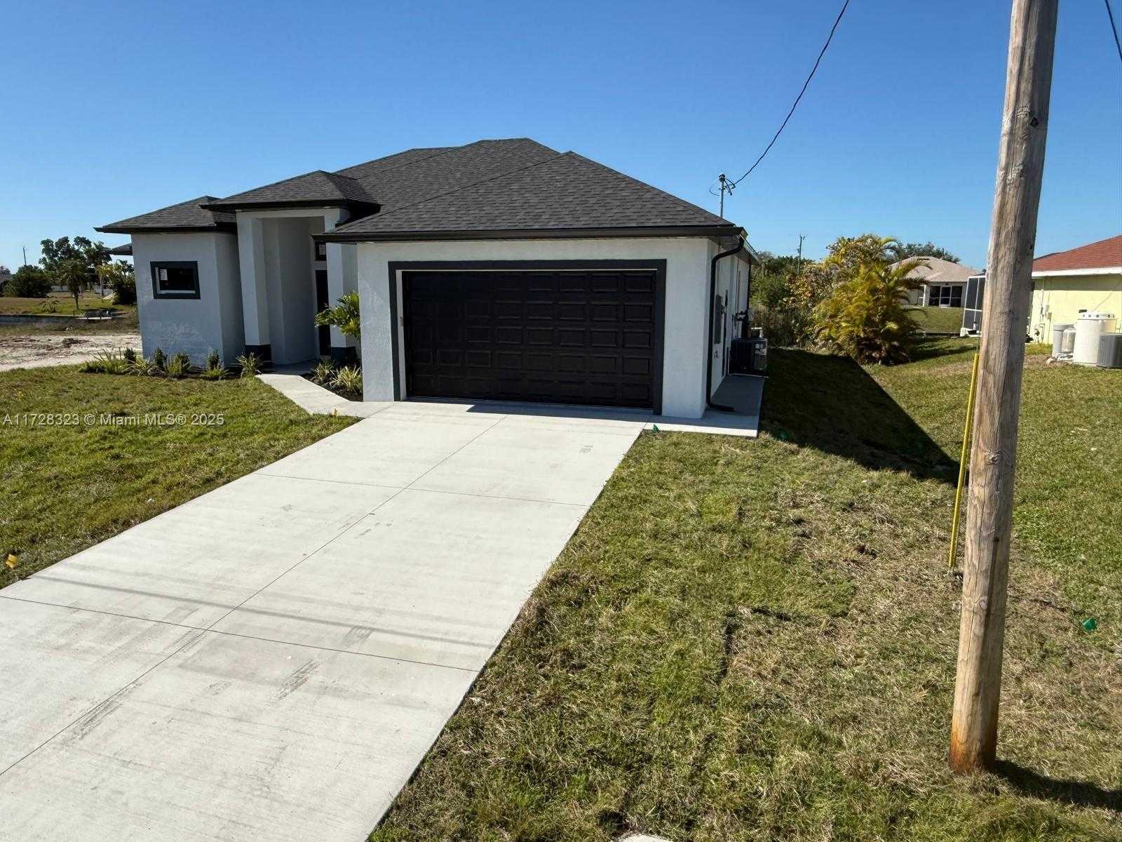 Small Image of 1320 NE 14TH AVE, Cape Coral Number 4