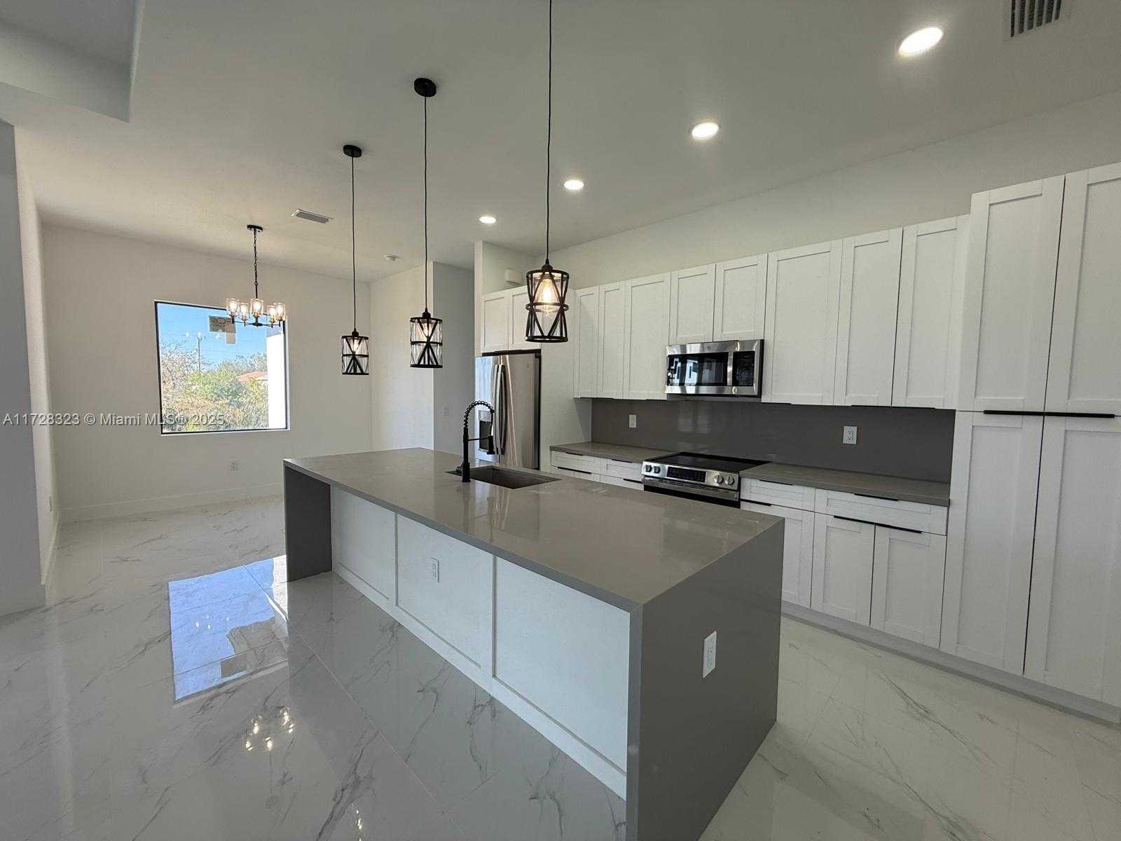 Small Image of 1320 NE 14TH AVE, Cape Coral Number 7