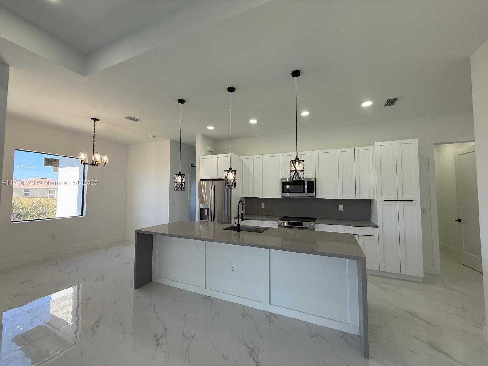 Small Image of 1320 NE 14TH AVE, Cape Coral Number 8