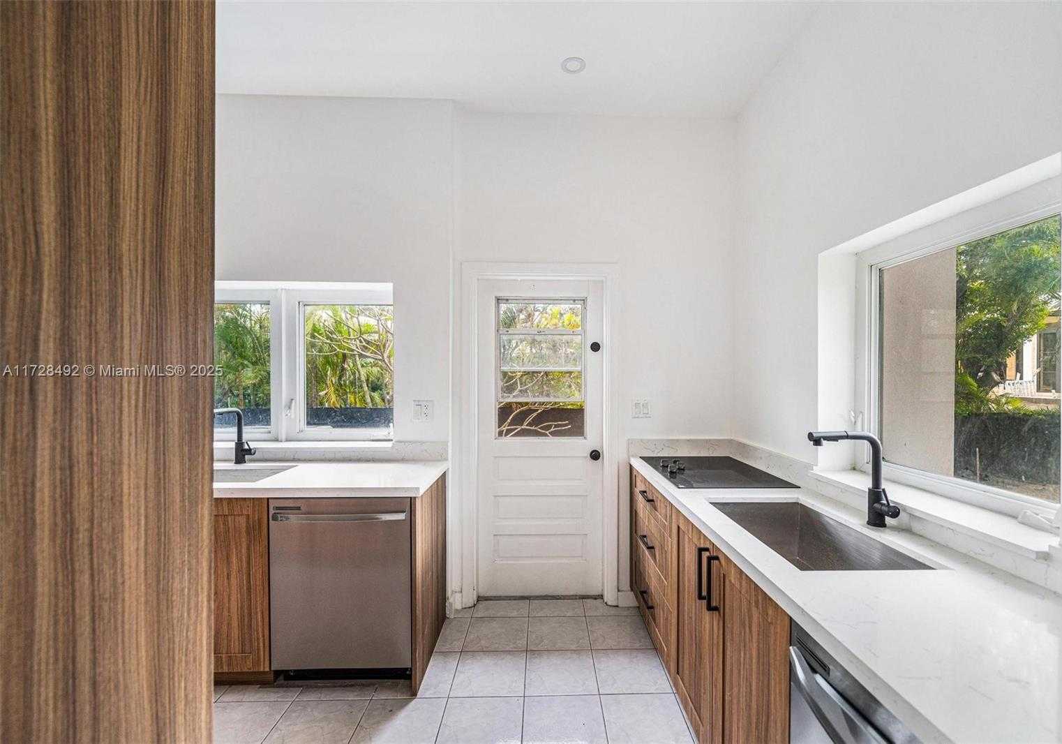 Small Image of 253 BAL CROSS DR, Bal Harbour Number 12
