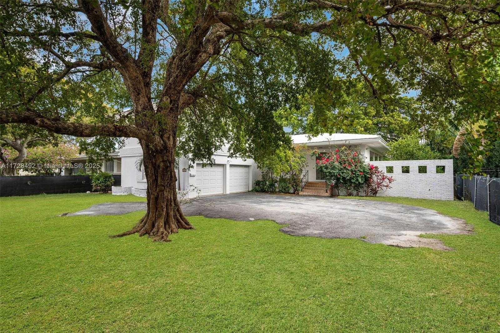 Small Image of 253 BAL CROSS DR, Bal Harbour Number 3