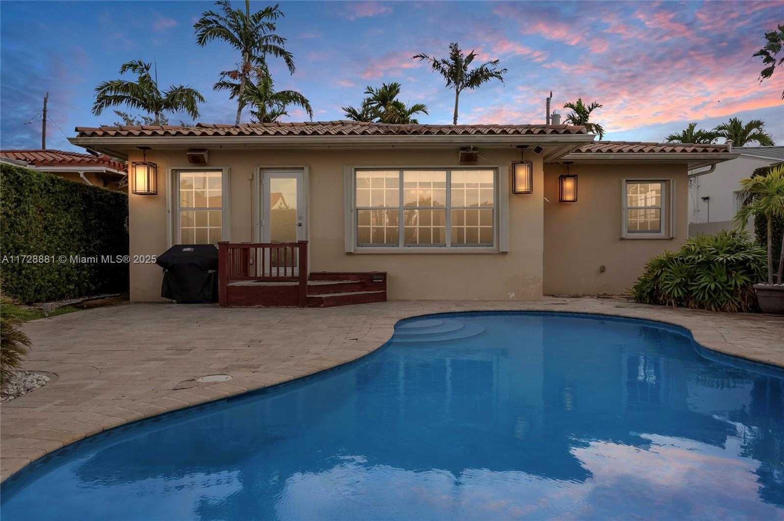 Small Image of 8934 Emerson Ave, Surfside, FL 33154, USA Number 3